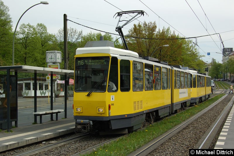 Bild: 6073 als Linie M6 an der Haltestelle Platz der Vereinten Nationen.