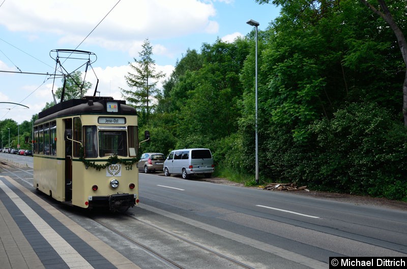 Bild: Anlässlich 100 Jahre Strecke nach Jena Ost fuhren in Jena die historischen Wagen.
Hier der Wagen 134 an der Haltestelle Jena-Ost.