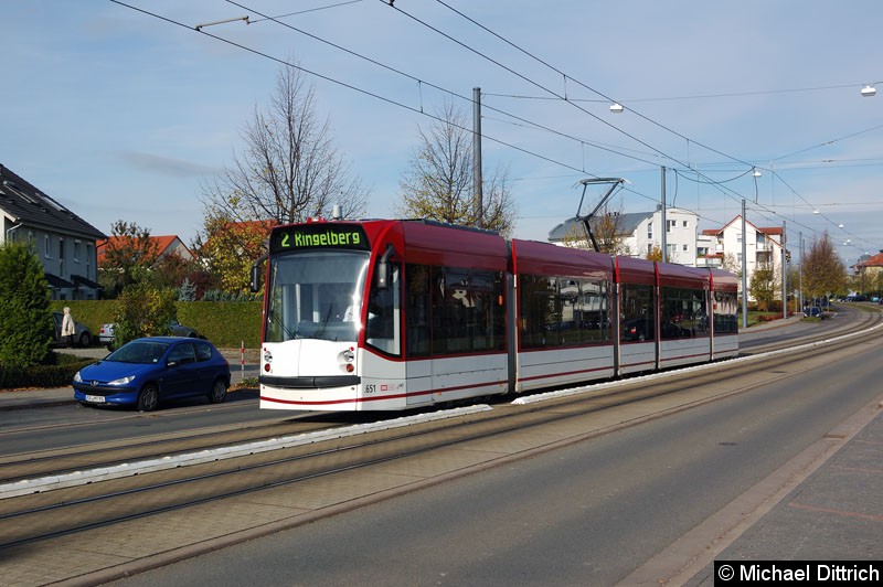 Bild: Combino 651 als Linie 2 in der Walter-Gropius-Straße Ecke Feininger Straße.