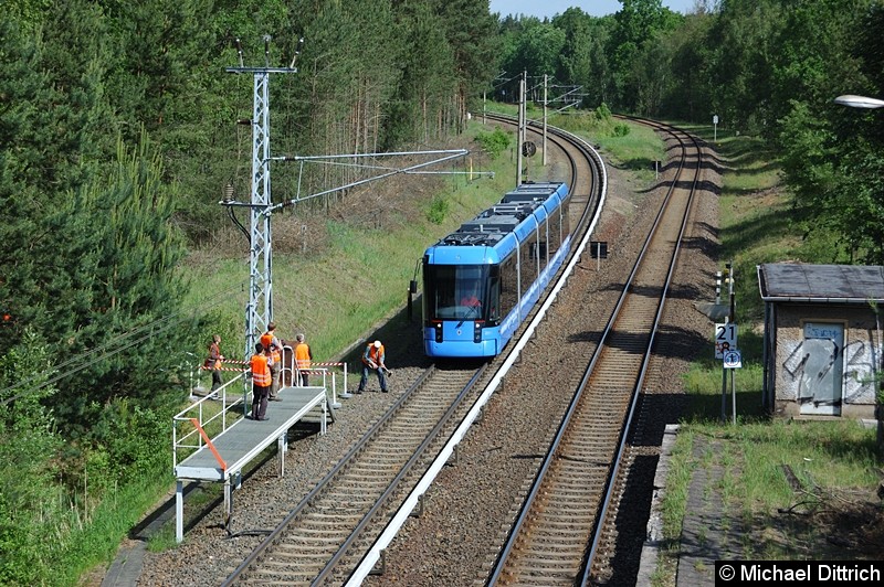 Bild: Die Fahrt beginnt, rechts im Bild sieht man einen Teil des stillgelegten Bahnhof Hennigsdorf Nord.