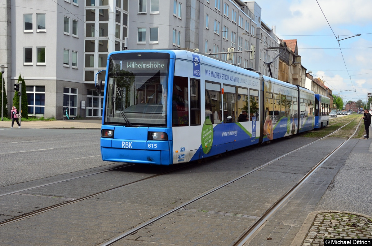 Wagen 615 mit Beiwagen 512 als Linie 1 kurz vor der Haltestelle Wiener Str.