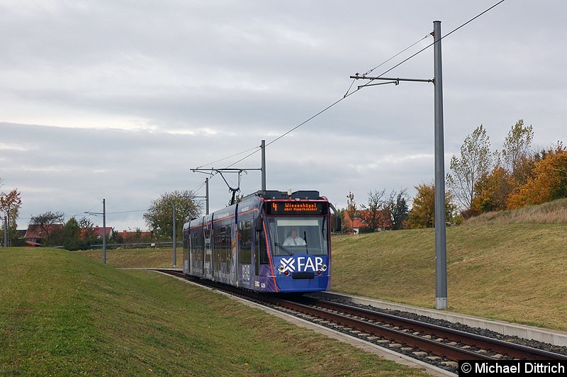 Bild: Combino 626 als Linie 4 kurz nach der Abfahrt in Bindersleben.