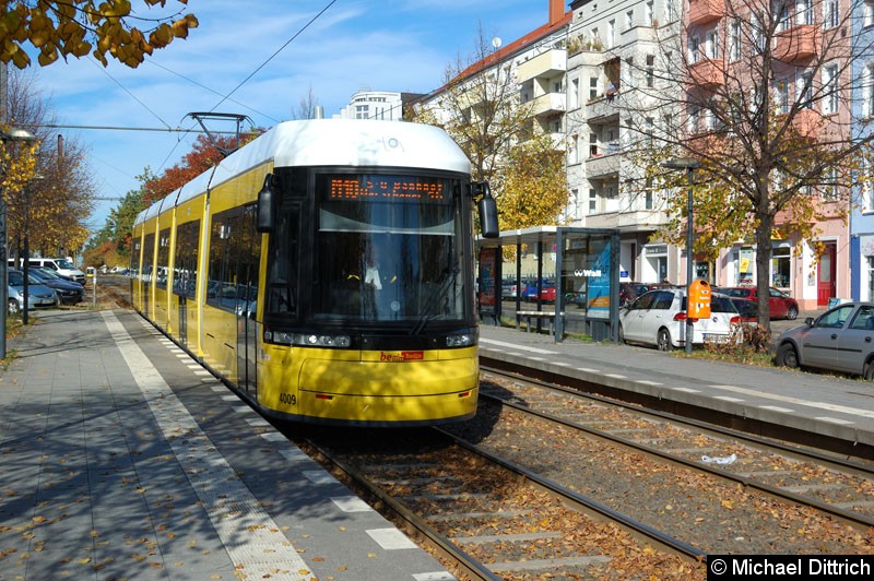 Bild: 4009 als Linie M10 an der Haltestelle Bersarinplatz.