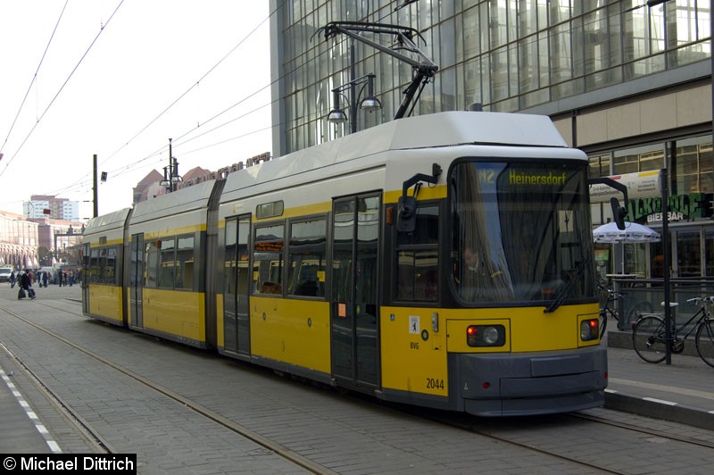 Bild: 2044 als Linie M2 in der Haltestelle S+U Alexanderplatz/Dircksenstraße.