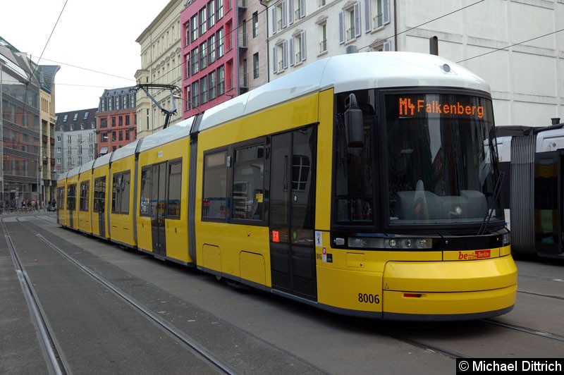 Bild: 8006 als Linie M4 in der Großen Präsidentenstr.