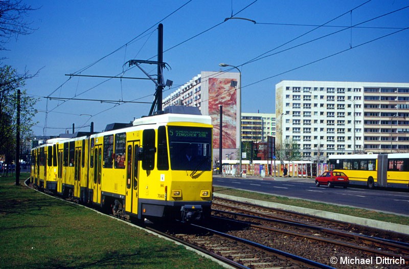 Bild: 7040 als Linie 5 hinter der Haltestelle Mollstraße/Otto-Braun-Straße.