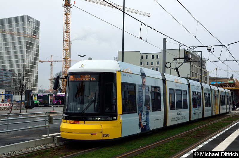 Bild: 8006 als Linie M5 an der Haltestelle Hauptbahnhof.