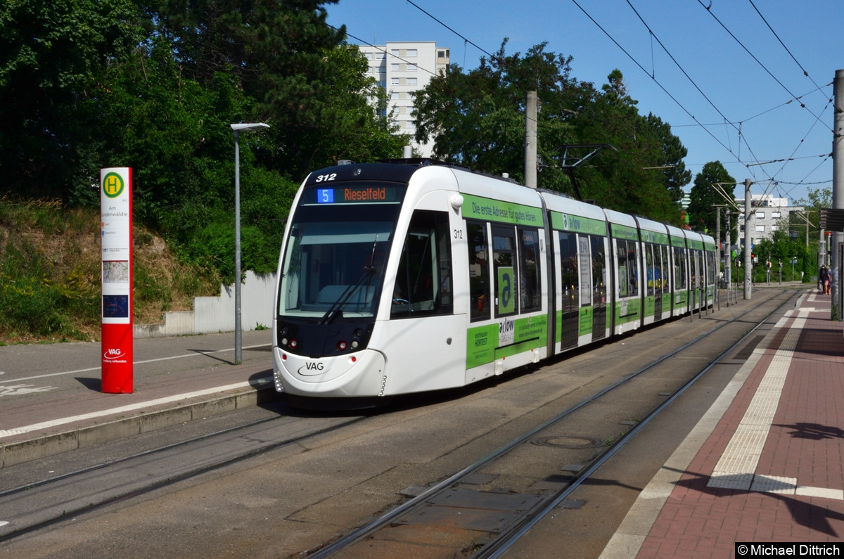 Bild: 312 als Linie 5 an der Haltestelle Am Lindenwäldle.