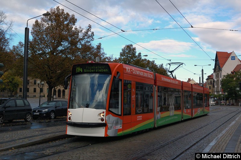 Bild: Combino 637 als Nachtlinie N4 an der Haltestelle Domplatz Süd.