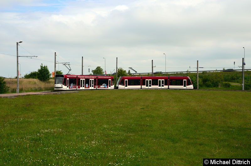 Bild: Combino 721 und 706 als Linie 3 in der Wendeschleife am Urbicher Kreuz.