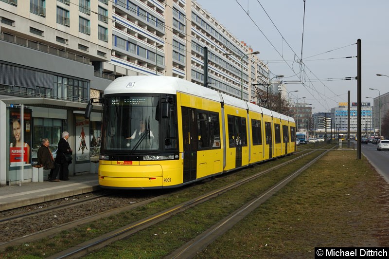 Bild: 9005 als Linie M5 an der Haltestelle Spandauer Str./Marienkirche.