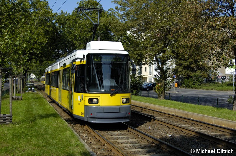 Bild: 2007 als Linie M10 vor der Haltestelle Landsberger Allee/Petersburger Straße.