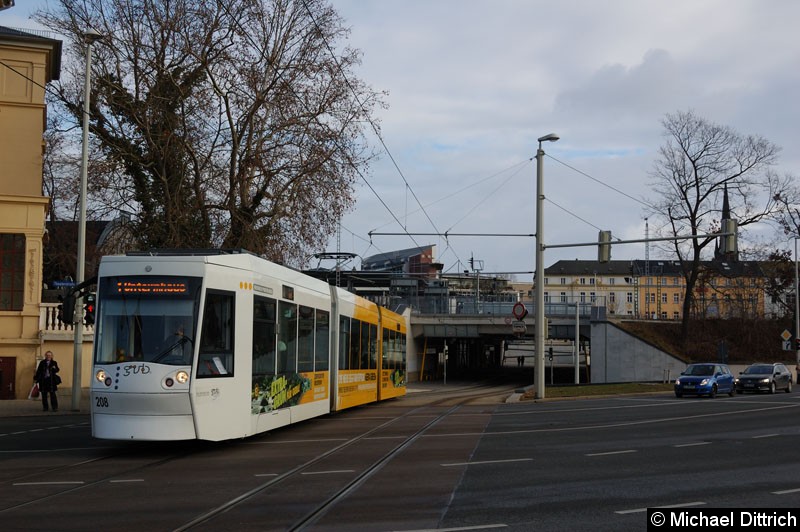 Bild: NGT8G 208 zwischen den Haltestellen Hauptbahnhof und Otto Dix.