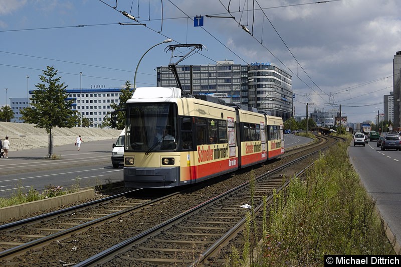 Bild: 1051 als Linie M8 vor der Haltestelle Landsberger Allee/Petersburger Straße.