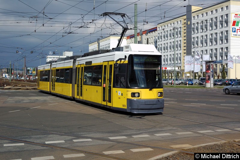 Bild: 1055 als Linie M17 auf der Kreuzung Allee der Kosmonauten/Rhinstraße.