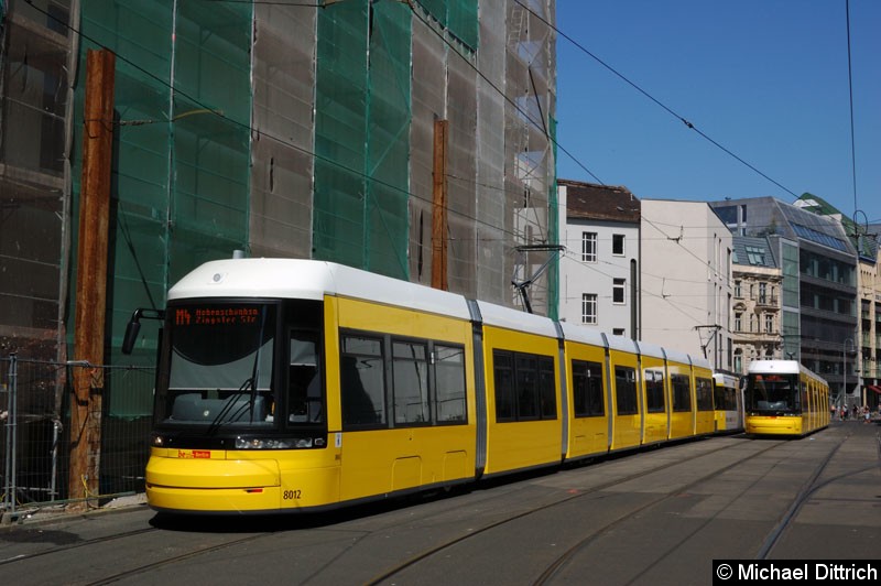 Bild: 8012 als Linie M4 in der Großen Präsidentenstr.