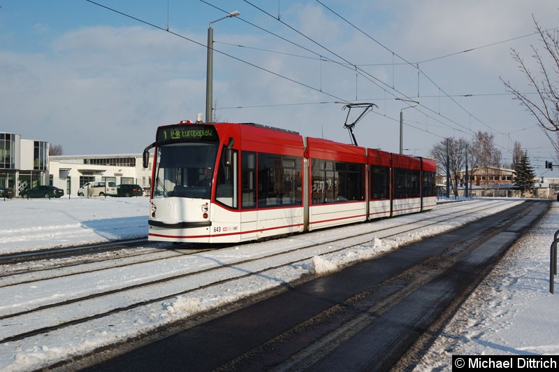 Bild: Combino 643 als Linie 1 kurz vor der Haltestelle Mittelhäuser Str.