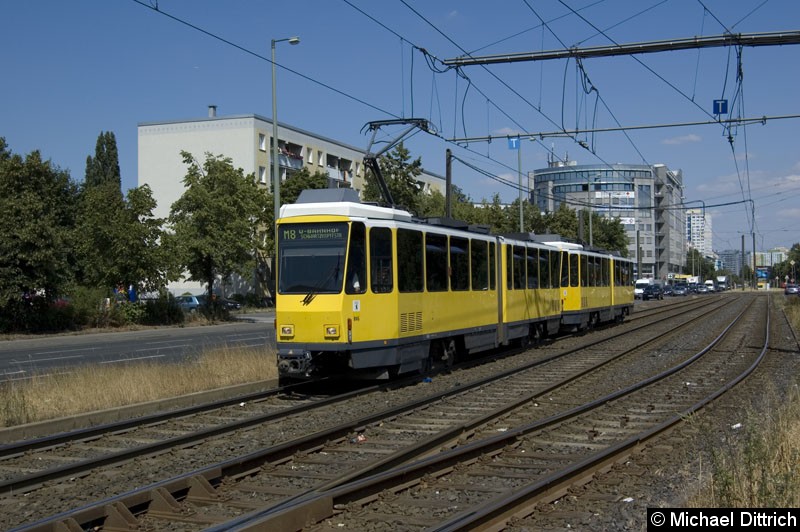 Bild: 6084 als Linie M8 kurz vor der Haltestelle S Landsberger Allee.