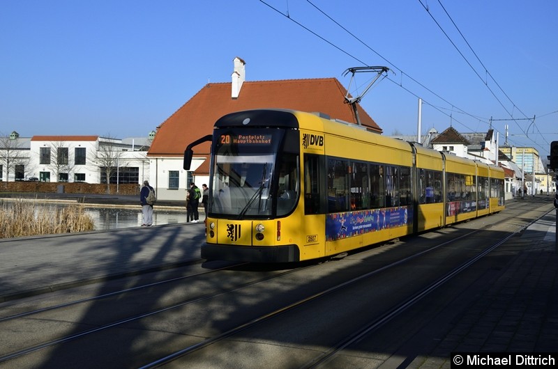 Bild: 2807 als Linie 20 kurz hinter der Haltestelle Messe.