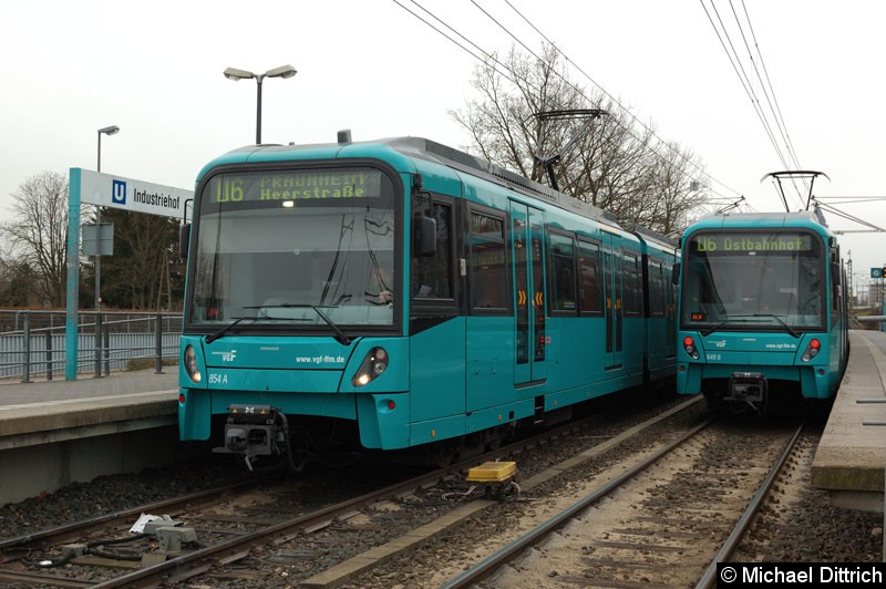 Links: 854+853+651, rechts: 8xx+8xx+649 als Linie U6 in der Haltestelle Industriehof. 
Leider habe ich die Wagennummern des rechten Zuges nicht erkannt.