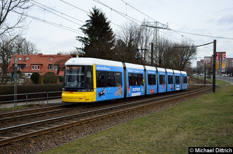 Bild: 8005 als Linie M6 kurz vor der Haltestelle Landsberger Allee/Rhinstr.