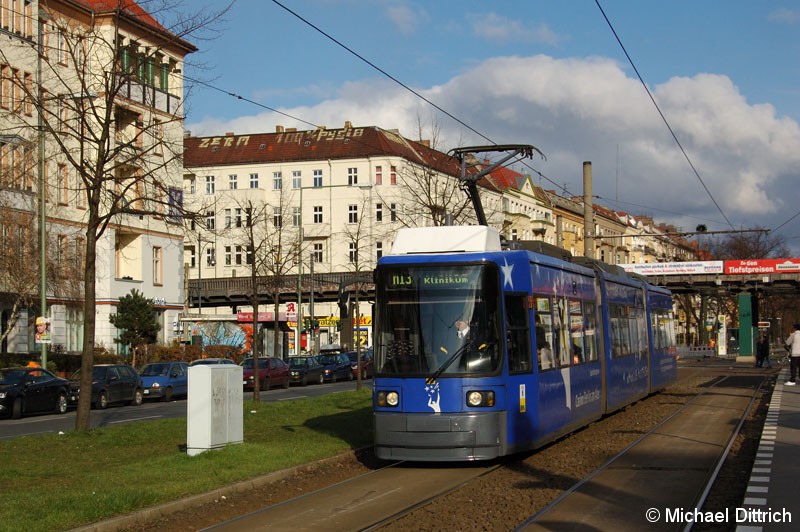 Bild: 1010 als Linie M13 in der Bornholmer Straße hinter der Schönhauser Allee.