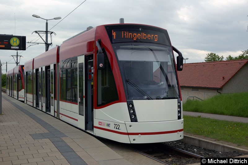 Bild: Combino 722 und 721 als Linie 4 an der Haltestelle Bindersleben.