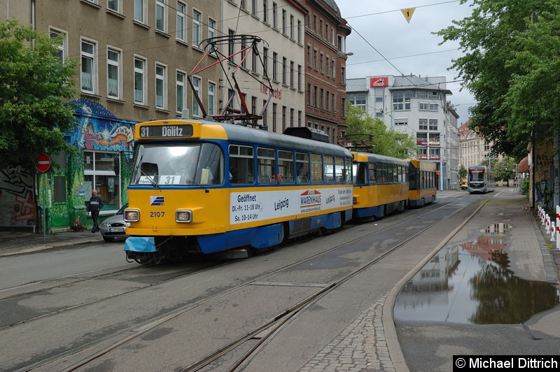 Bild: 2107 mit 2048 und 915 als Linie 31 auf dem Weg zum Einsatz am Hauptbahnhof.