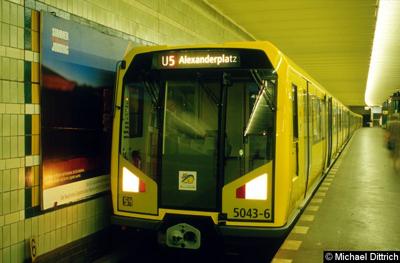 Bild: H-Zug 5043 im Bahnhof Schillingstr.