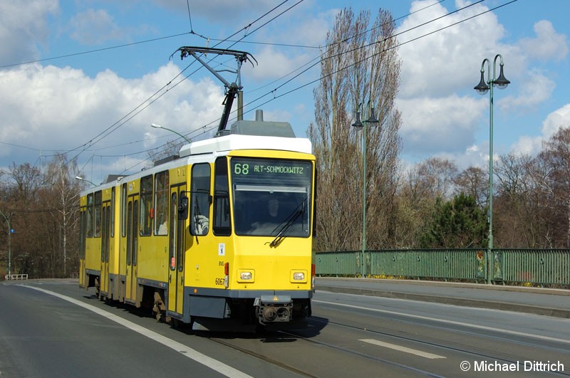 Bild: 6067 als Linie 68 auf der Dammbrücke.