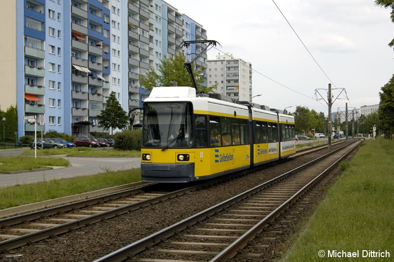 Bild: 1060 als Linie M6 kurz vor der Haltestelle Alte Hellersdorfer Straße/Zossener Straße.