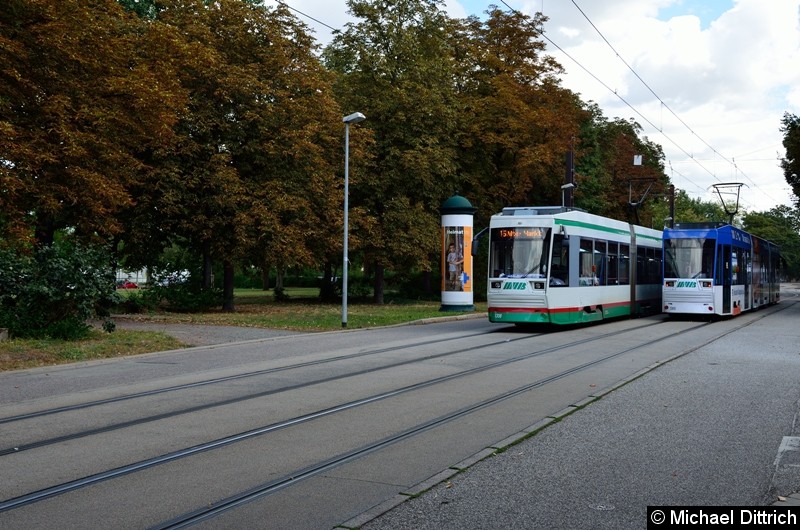 Bild: 1308 + 2208 (auf dem Bild nicht zu sehen) als Linie 15 trifft auf 1365 als Linie 2 in der Listemannstr.