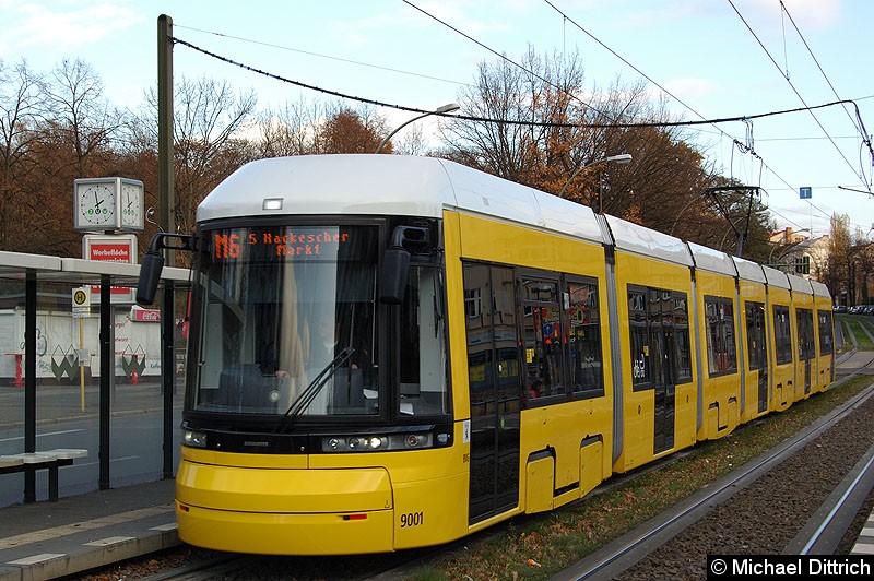 Bild: 9001 als Linie M6 an der Haltestelle Platz der Vereinten Nationen.