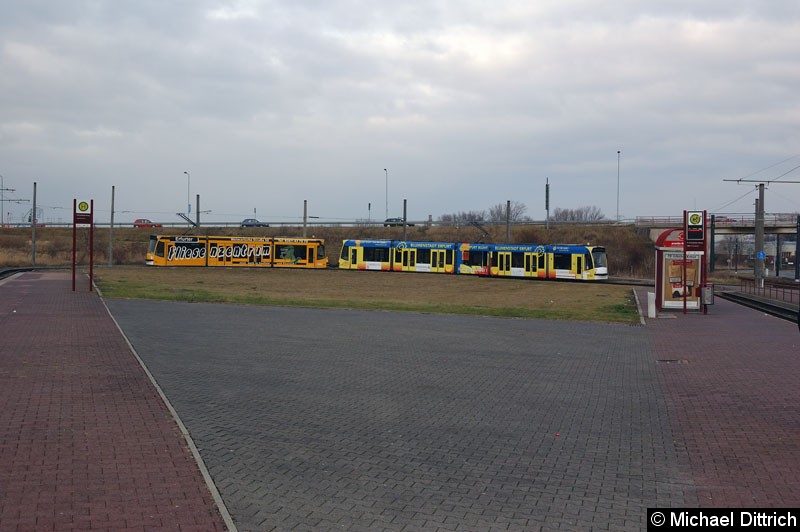 Bild: Combino 647 und 702 beim Wenden am Urbicher Kreuz.