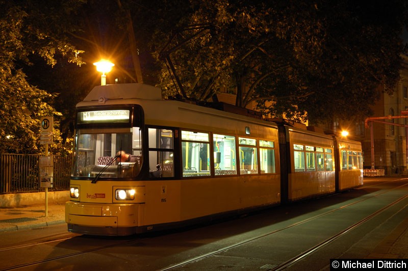 Bild: 1054 als Linie M1 in der Haltestelle Am Kupfergraben.