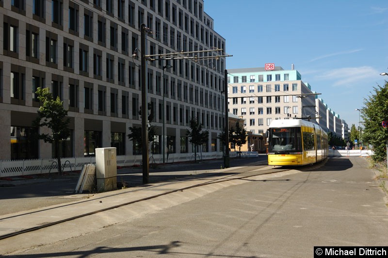 Bild: 8013 als Linie M4 in der Wendestelle Nordbahnhof. Die M4 wurde wegen einer Demo hierher umgeleitet.