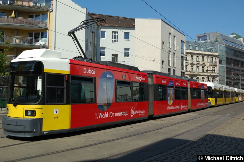 Bild: 1010 als Linie M6 in der Großen Präsidentenstraße.
Dahinter hat sich eine Doppeltraktion GT6ZR der Linie 5 gestellt.