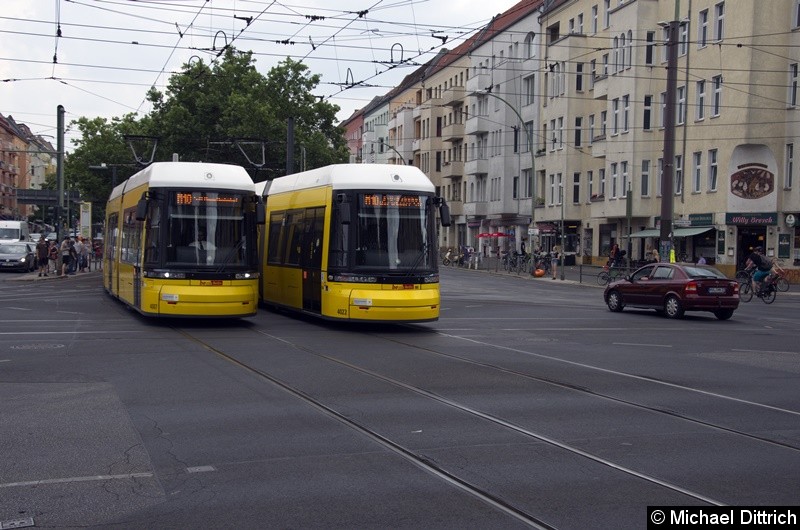 Bild: 4007 trifft auf der Kreuzung Greifswalder Str./Danziger Str. auf den 4022. Beide sind als Linie M10 unterwegs.