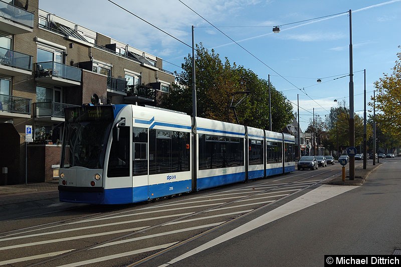 Bild: Combino 2116 als Linie 9 bei der Abfahrt aus der Haltestelle Nicolaas Lublinstraat.
