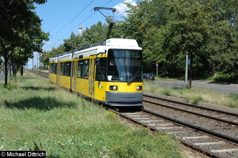 Bild: 1081 als Linie 27 vor der Haltestelle Alt-Friedrichsfelde/Rhinstraße.