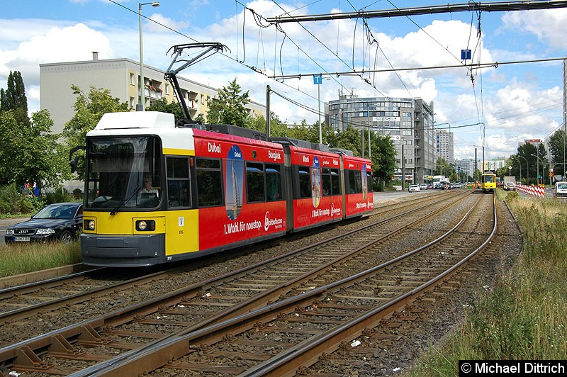 Bild: 1010 als Linie M6 kurz vor der Haltestelle S Landsberger Allee.