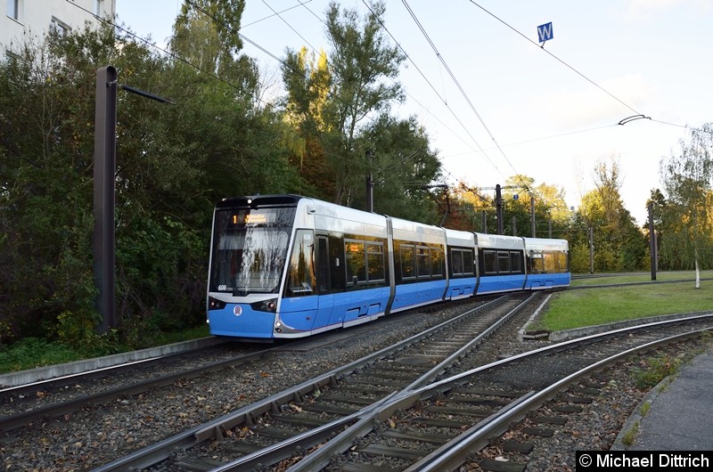 Bild: 608 verlässt als Linie 1 in der Wendeschleife Rügener Straße.