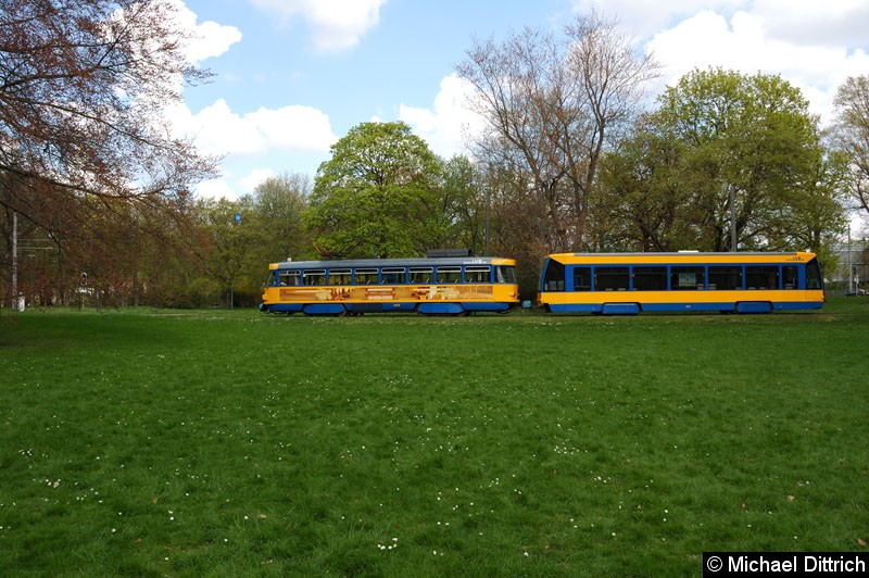 Bild: Seitenansicht des 2102 mit 902 im Park an der Naunhofer Str.
