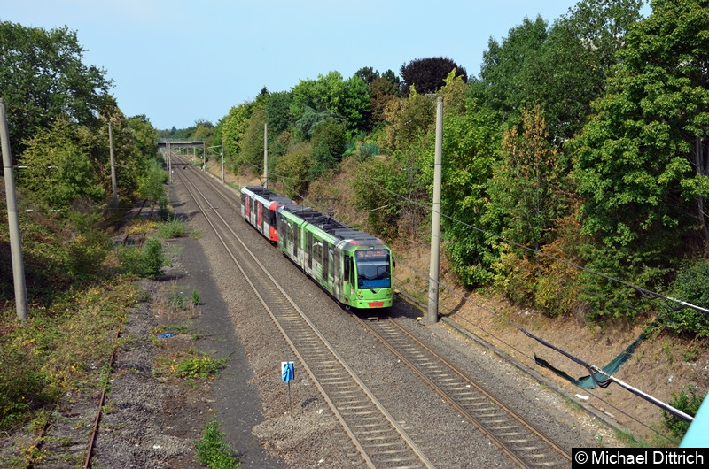 Bild: Als zweiter Wagen fährt hier der 0369 in Richtung Köln von der Haltestelle Buschdorf ab.