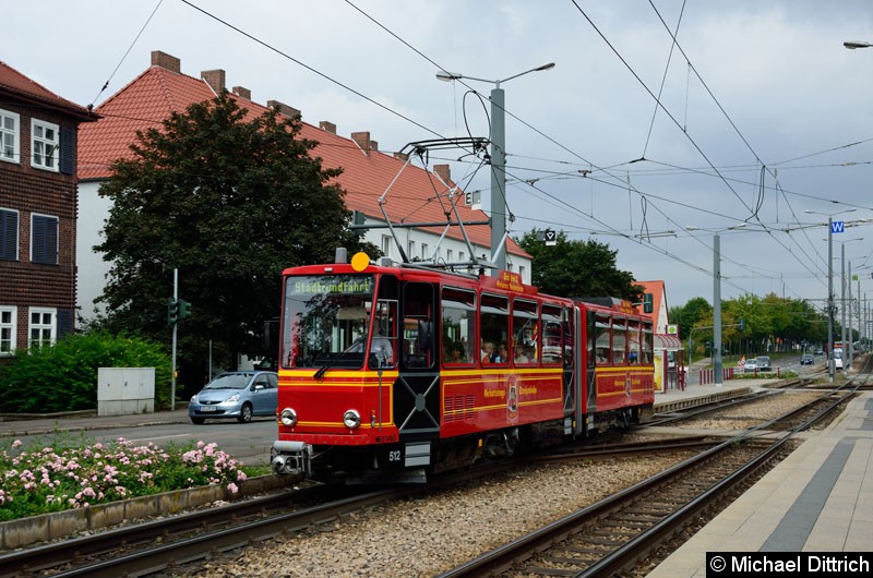Bild: KT4D 512 als Stadtrundfahrt beim Verlassen der Haltestelle Klinikum.