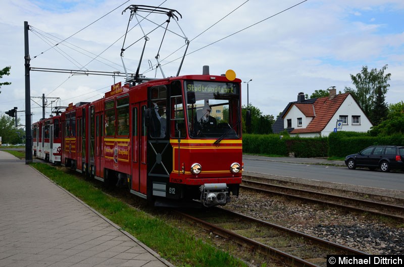 Bild: Auf der Stadtrundfahrt werden nun unter anderem die KT4D 512 und 520 eingesetzt.
Hier auf der Betriebsstrecke in der Marie-Elise-Kayser-Str.