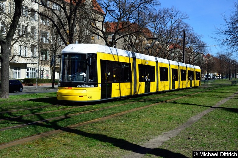 Bild: 9032 als Linie 50 kurz vor der Haltestelle Björnsonstr.