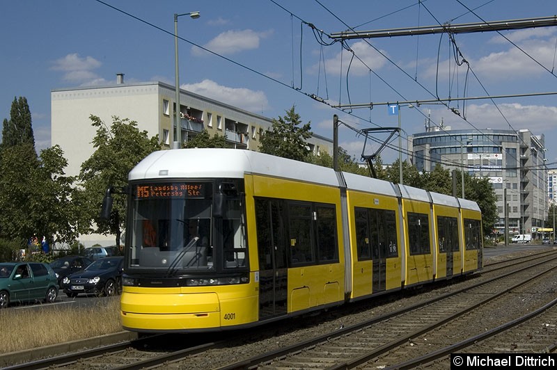 Bild: 4001 als Linie M5 kurz vor der Haltestelle S Landsberger Allee.