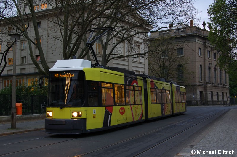 Bild: 1049 als Linie M1 an der Haltestelle Am Kupfergraben.