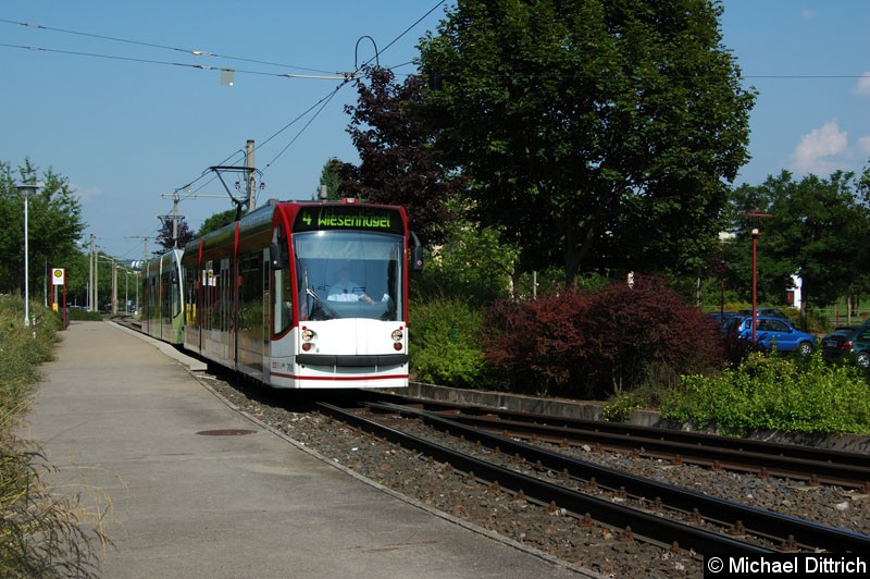 Bild: Zwei kleine Combinos als Linie 4 in Wiesenhügel. An der Spitze ist 709, hinten ist 708.